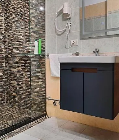 Nana Vicino Cattedrale * Shkodër