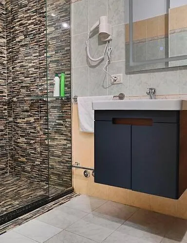 Nana Vicino Cattedrale * Shkodër